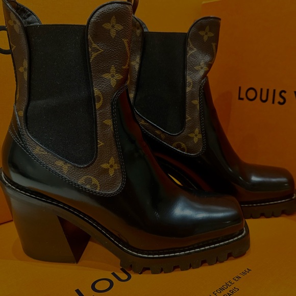 Louis Vuitton Star Trail Ankle Boot
New cond. dust bag & box
Runs small 8-8.5 - Picture 10 of 10